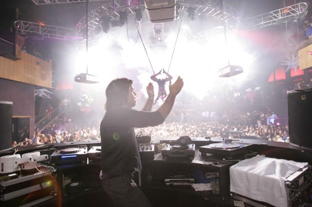 Paul Oakenfold in the exercise of duty at the Rain Nightclub in Perfecto Vegas